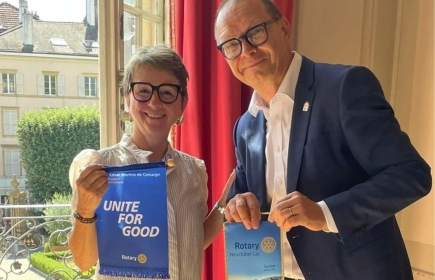 Die Präsidentin des RC Neuchâtel Lac, Nadia Robert, und Governor Jouni K. Heinonen